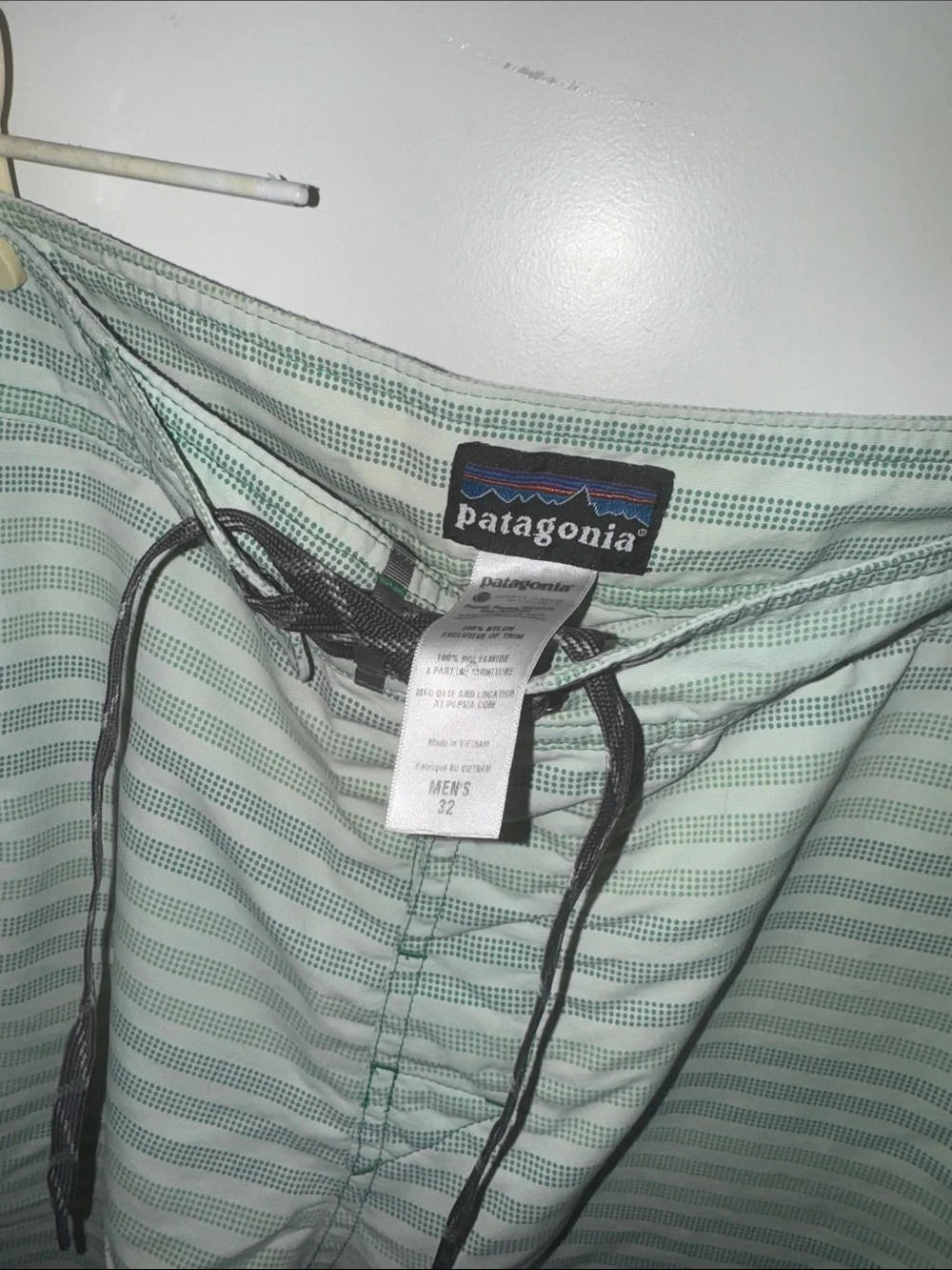 Men's Patagonia Wavefarer Board Shorts green striped size 32